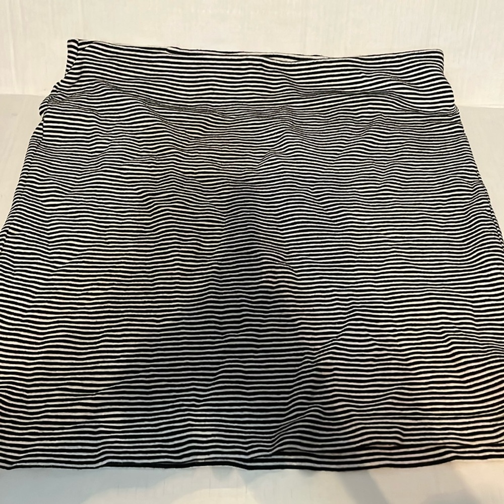 LOFT size Large black & white striped skirt. LIKE NEW
